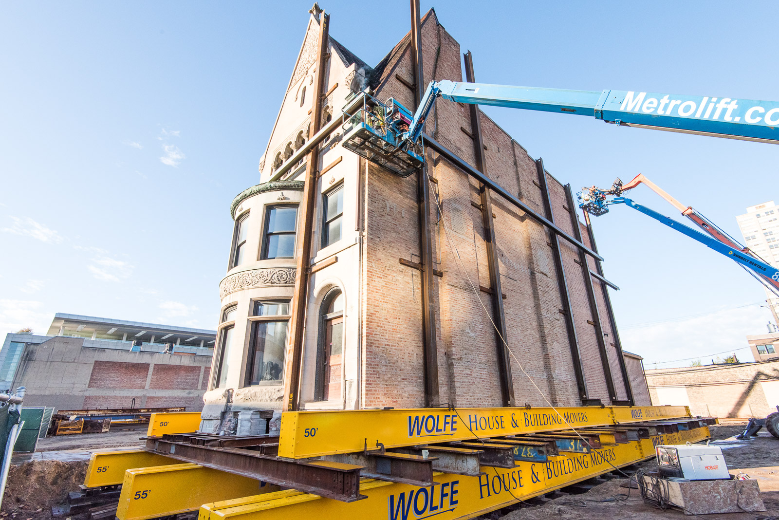 Historic Rees House move in Chicago, IL