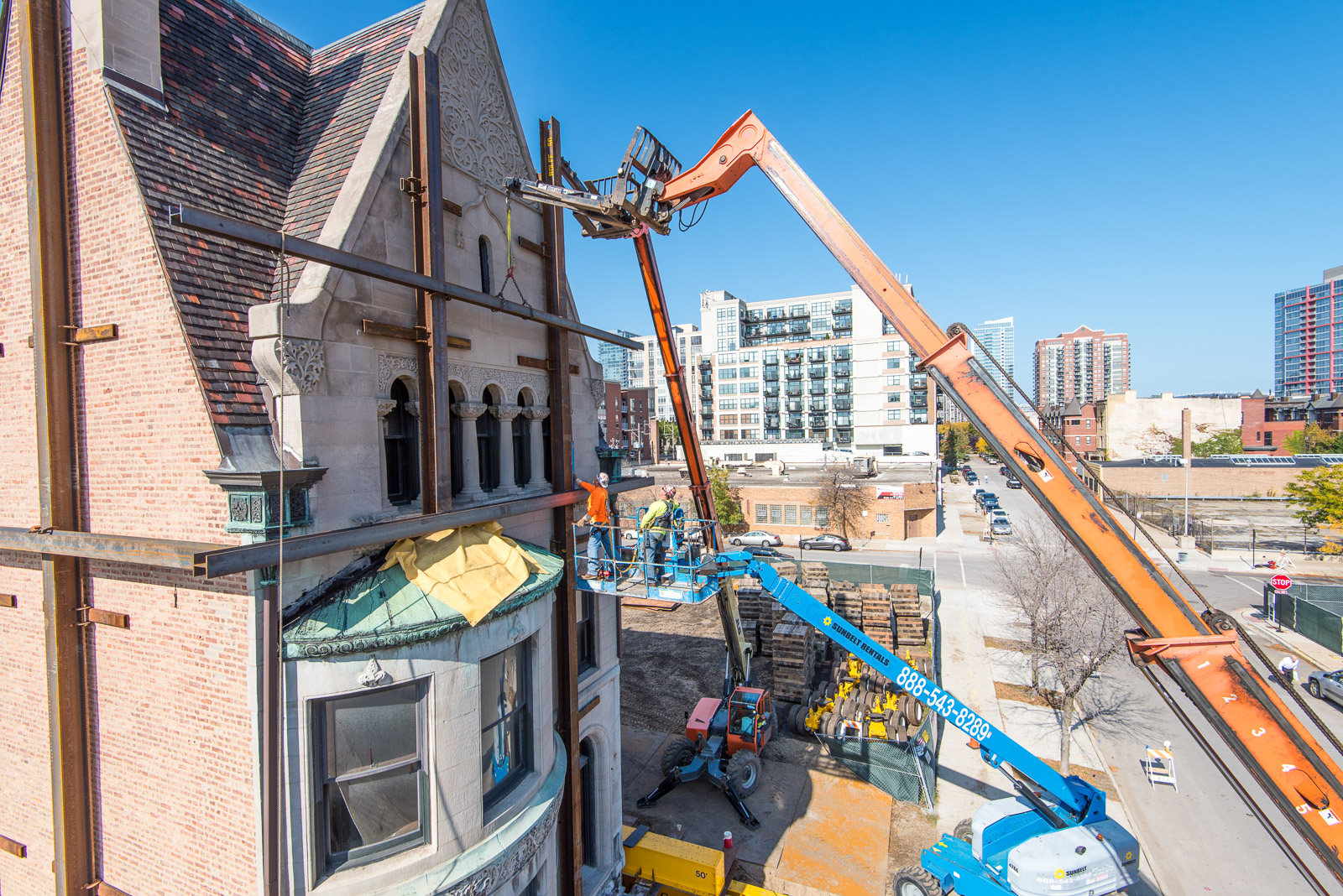 Historic Rees House move in Chicago, IL