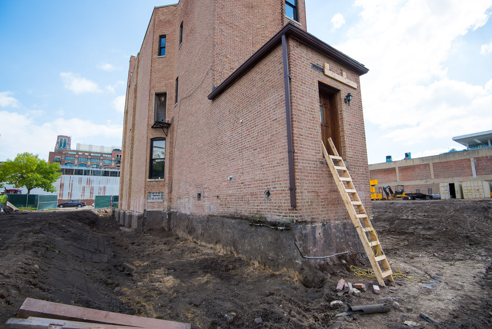 Historic Rees House move in Chicago, IL