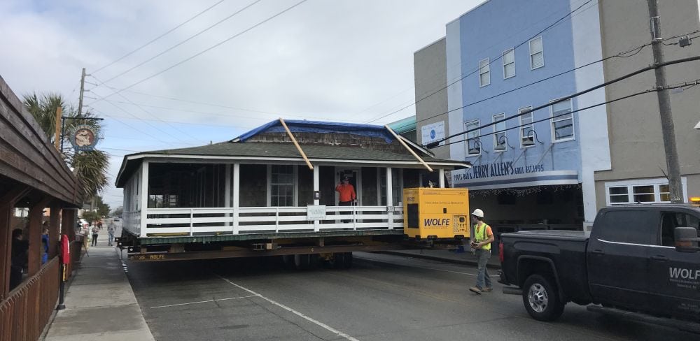 Wrightsville-beach-cottage-on dolly moving through street.