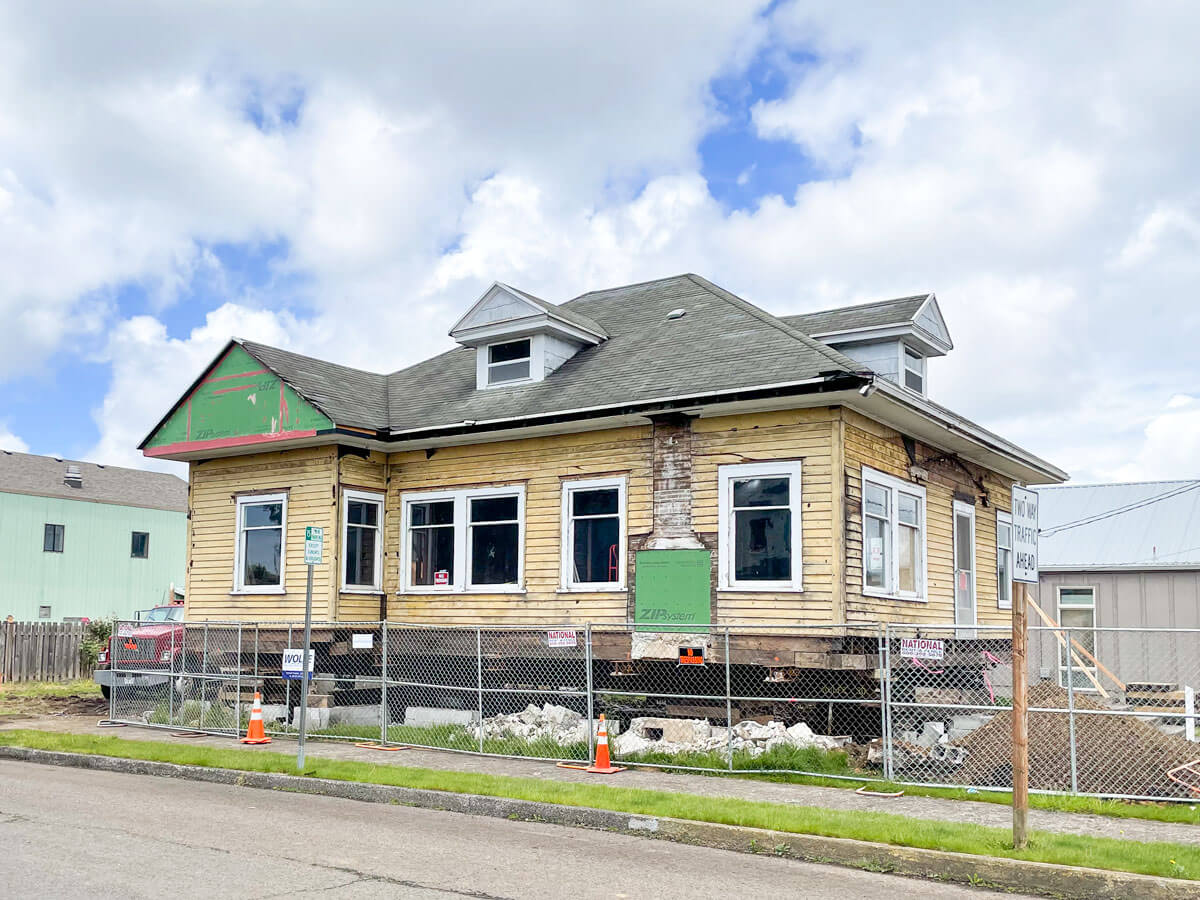 Wolfe lifts 1½ story house in Tillamook, Oregon