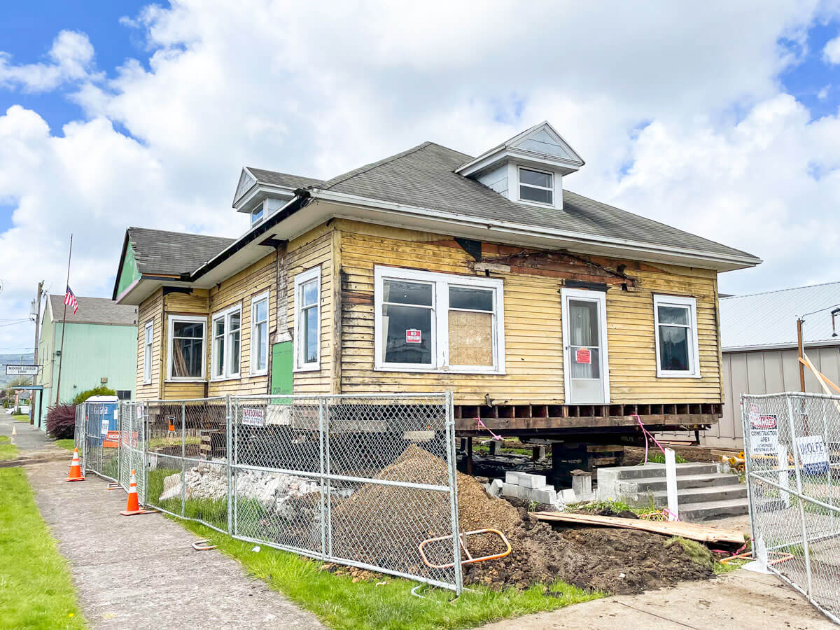 Wolfe lifts a 1½ story house 5' so the foundation can be replaced