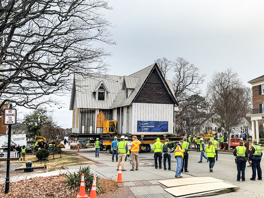 A crowd of workers watch as Wolfe relocates the Ivey-Ellington House