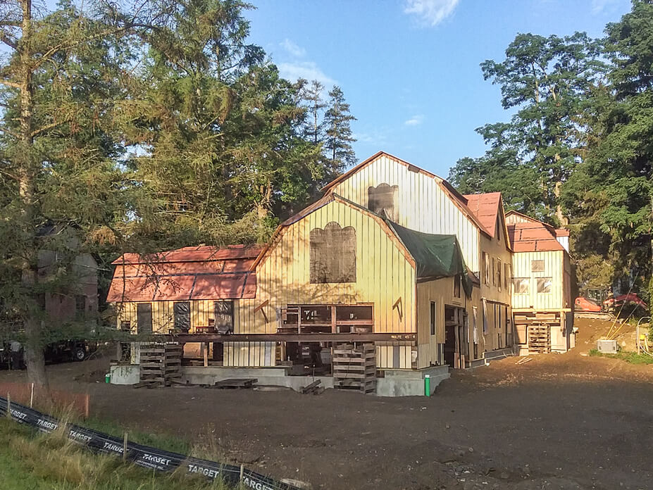 End view of Wolfe's 111' barn lift