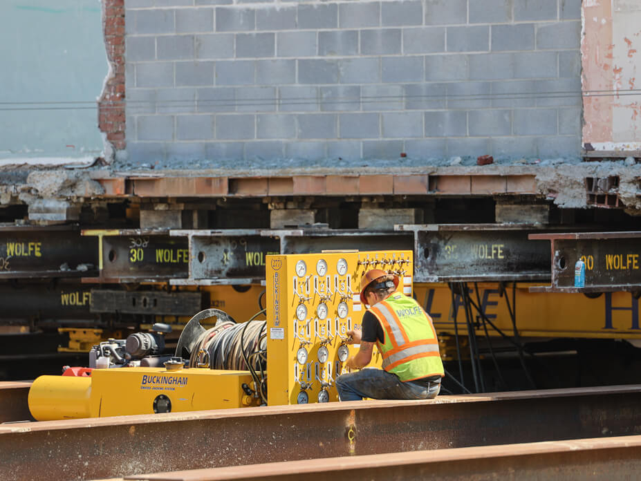 Wolfe foreman uses unified jacking machine to slide historic New Canaan library