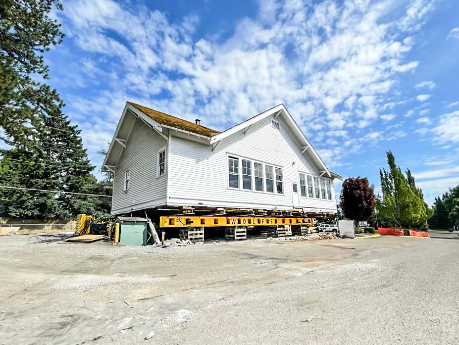 Wolfe lifts Carus Schoolhouse for relocation