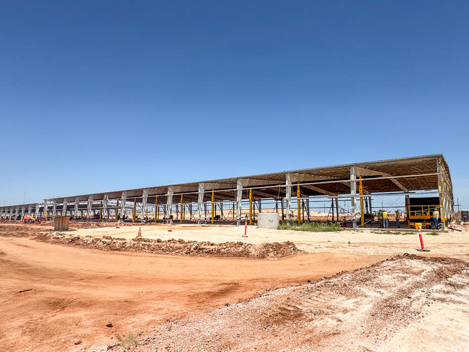 Warehouse with jacking towers